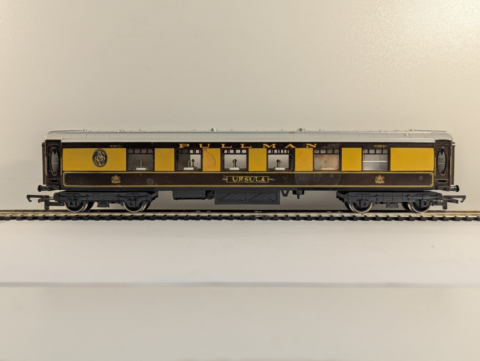 Hornby OO Gauge Pullman Parlour Coach "Ursula"