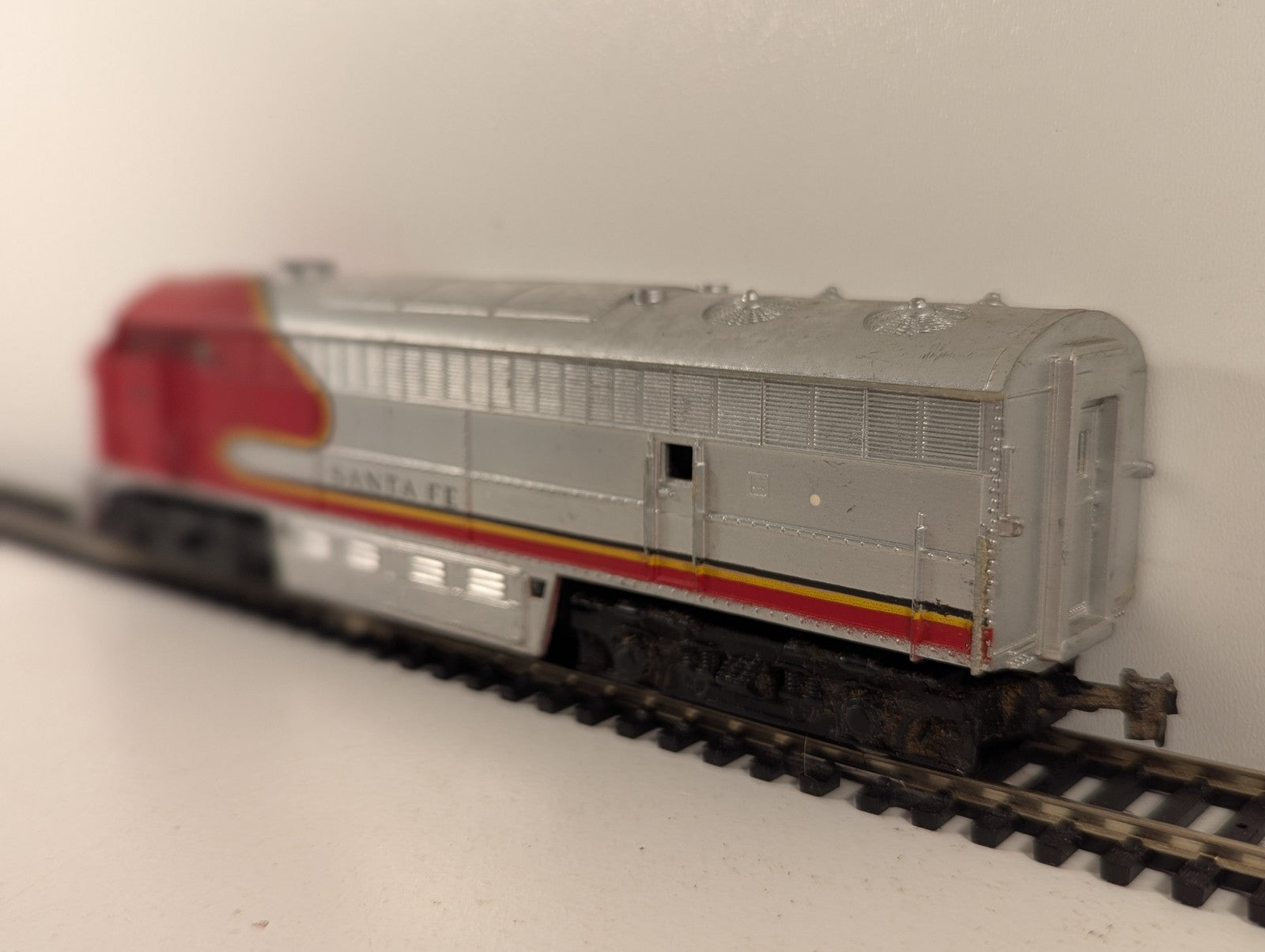 AHM / Tempo HO Gauge Alco FA-2 Diesel Locomotive 5028 Santa Fe - Spares/Repair