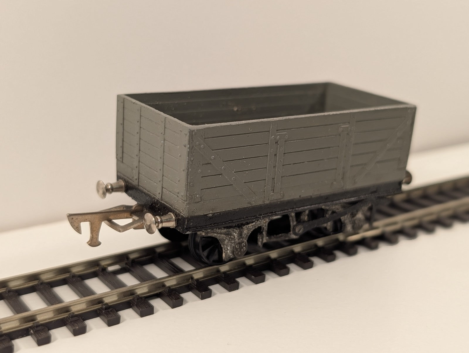 Graham Farish OO Gauge 7 Plank Open Wagon – Light Grey Livery