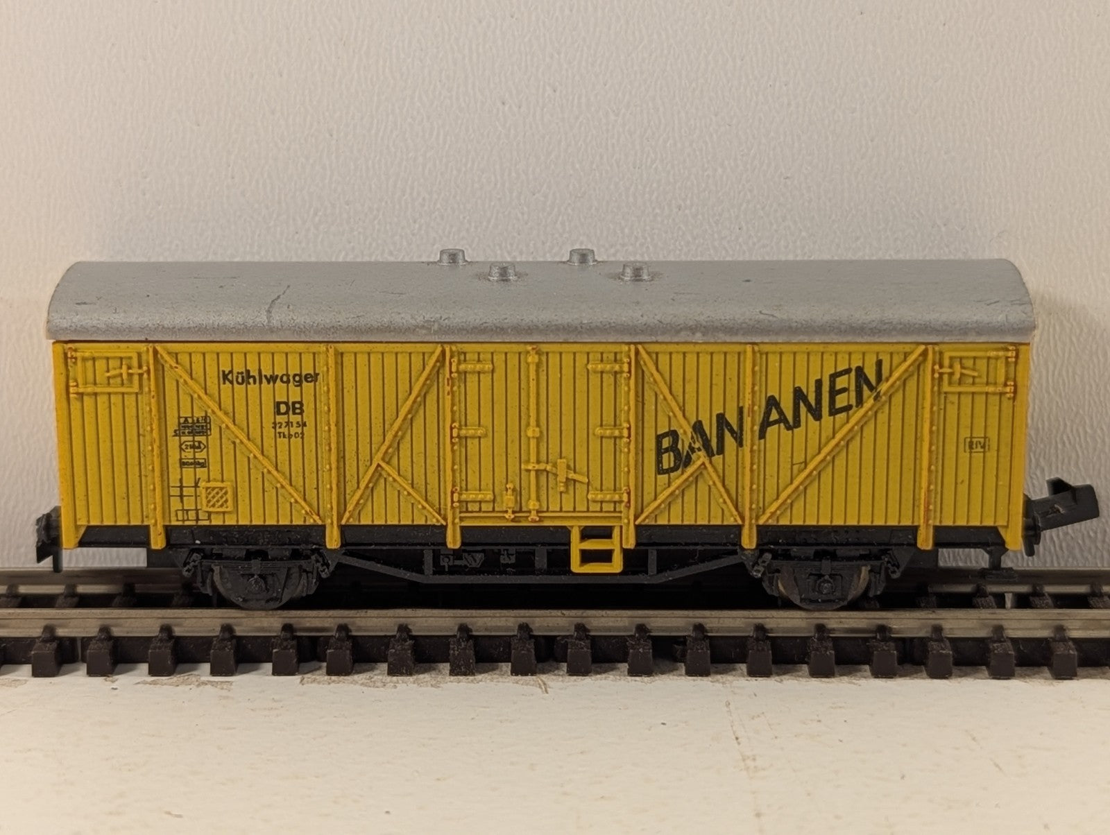 Minitrix 3166 N Gauge DB Banana Van - Broken coupler