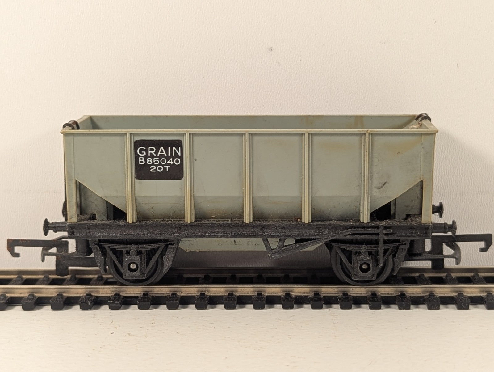 Tri-ang OO Gauge R214 BR 20T Grain Hopper Wagon B85040