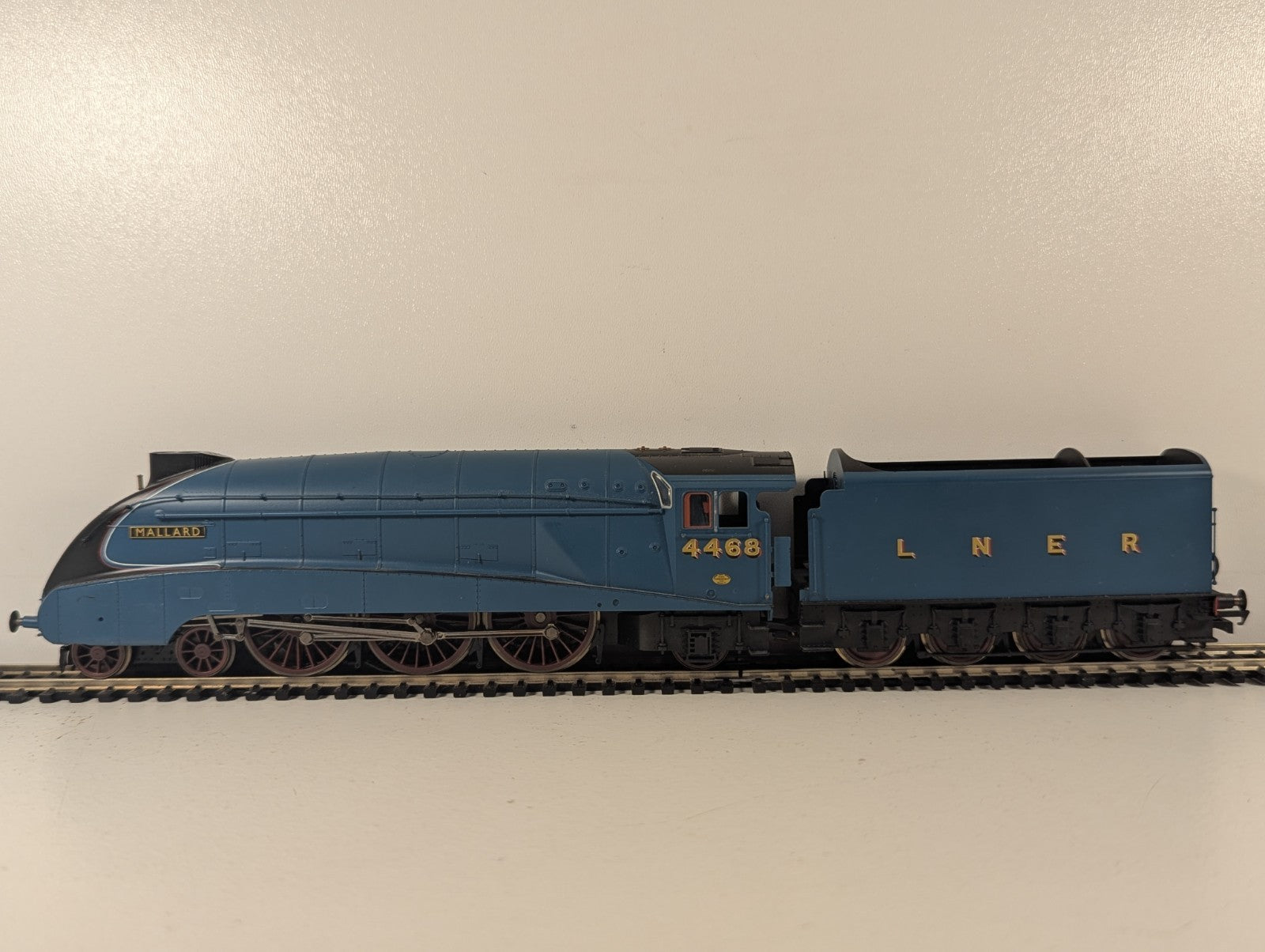 Hornby R2339 DCC Fitted LNER Class A4 Locomotive 'Mallard' 4468 LNER Garter Blue