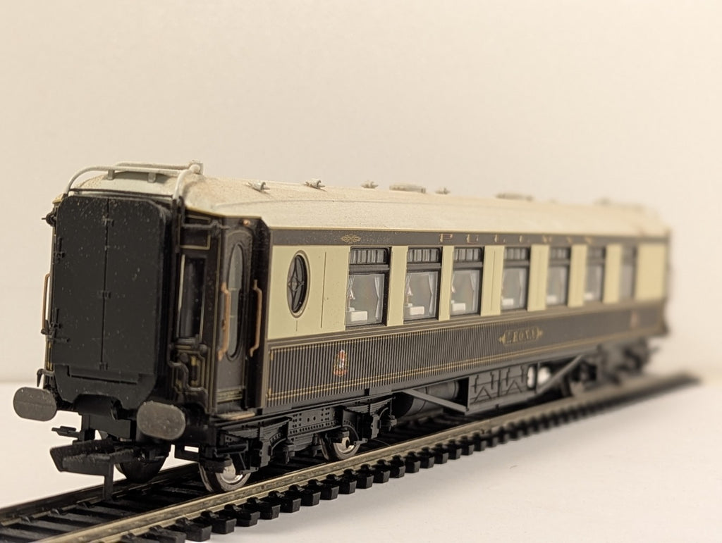 Hornby Pullman Car 'Leona' Passenger Coach Pullman Umber & Cream - Lights Up