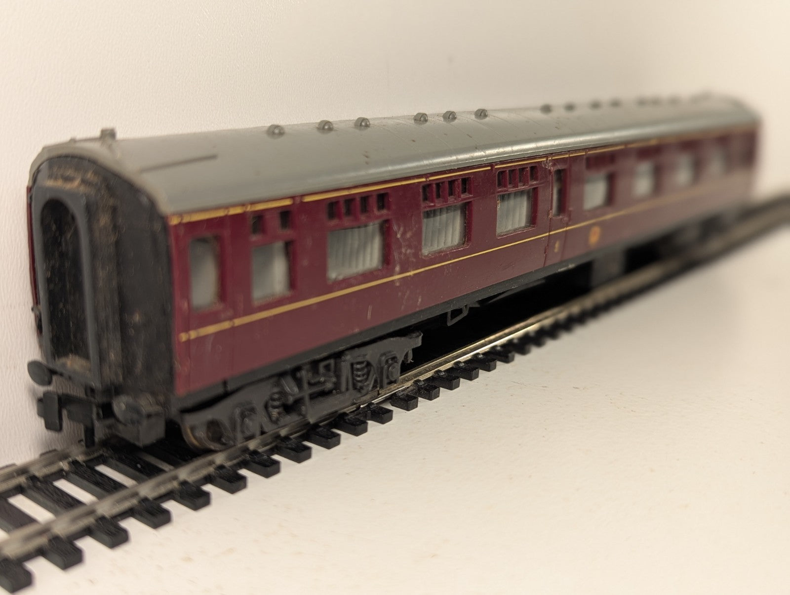 Trix OO Gauge BR Maroon Passenger Coach M16171