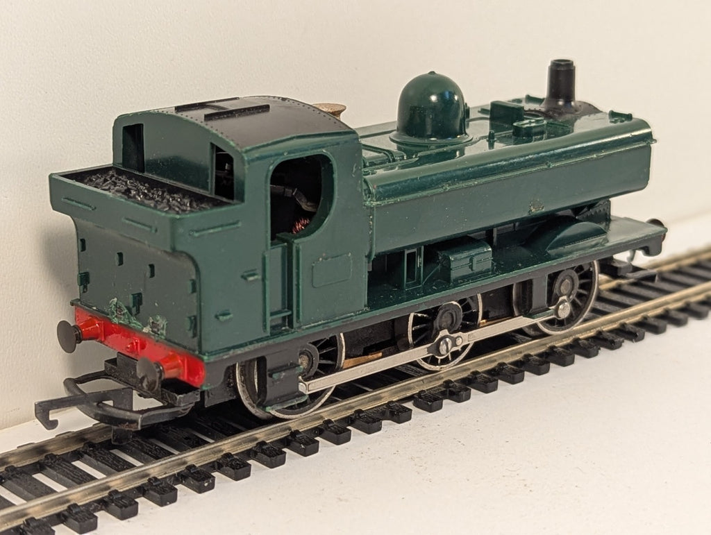 Hornby R041 OO Gauge GWR Green 0-6-0 Pannier Tank Repainted