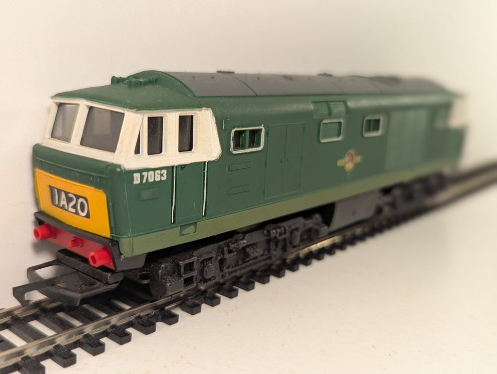 Hornby  R.758 OO Gauge Class 35 Hymek Locomotive D7063 BR Green