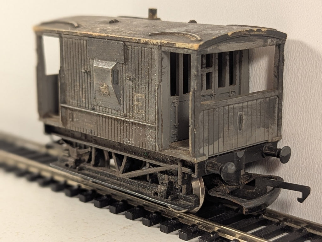 Hornby OO Gauge LNER 20 Ton Goods Brake Van 178595 LNER Grey