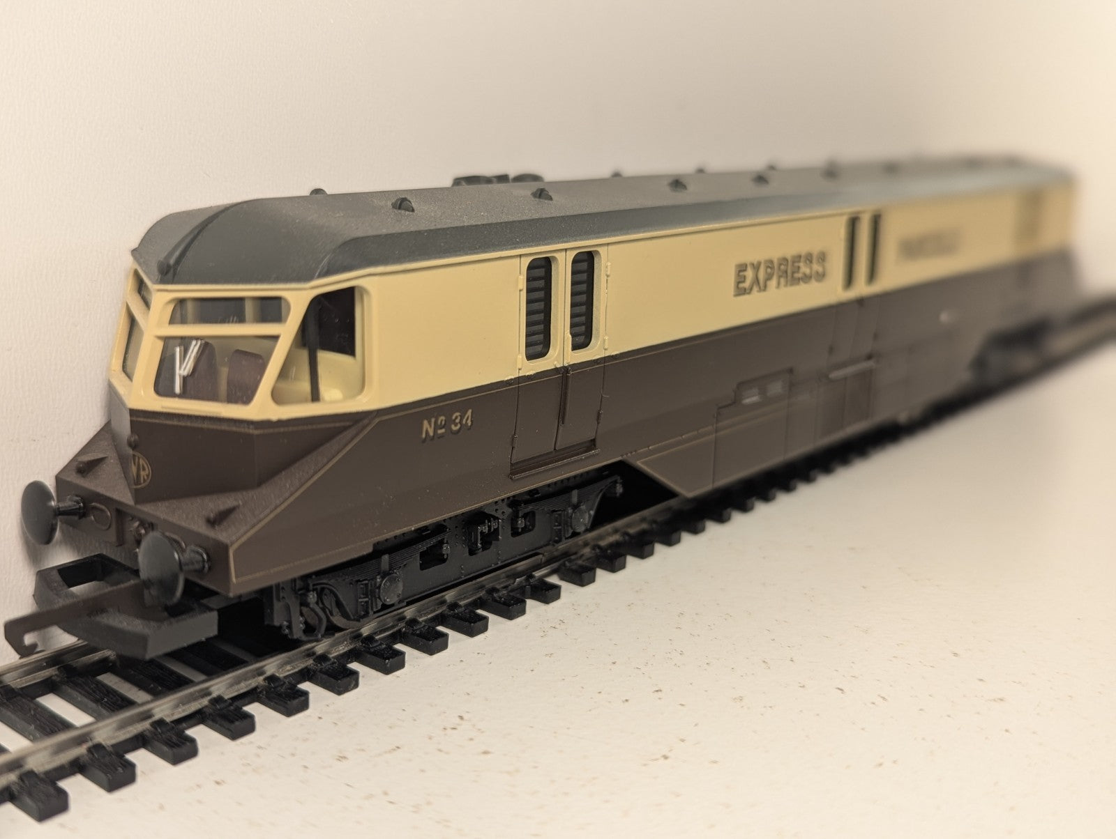 Lima OO Gauge GWR Express Parcels Railcar No. 34 GWR Chocolate and Cream