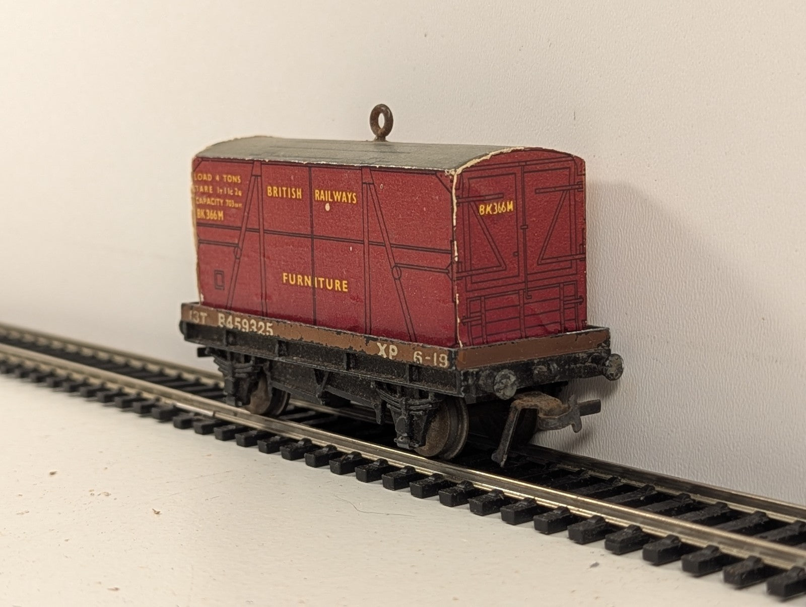 Hornby Dublo 32087 OO Gauge Low-Sided Wagon D.1 with BR Furniture Container