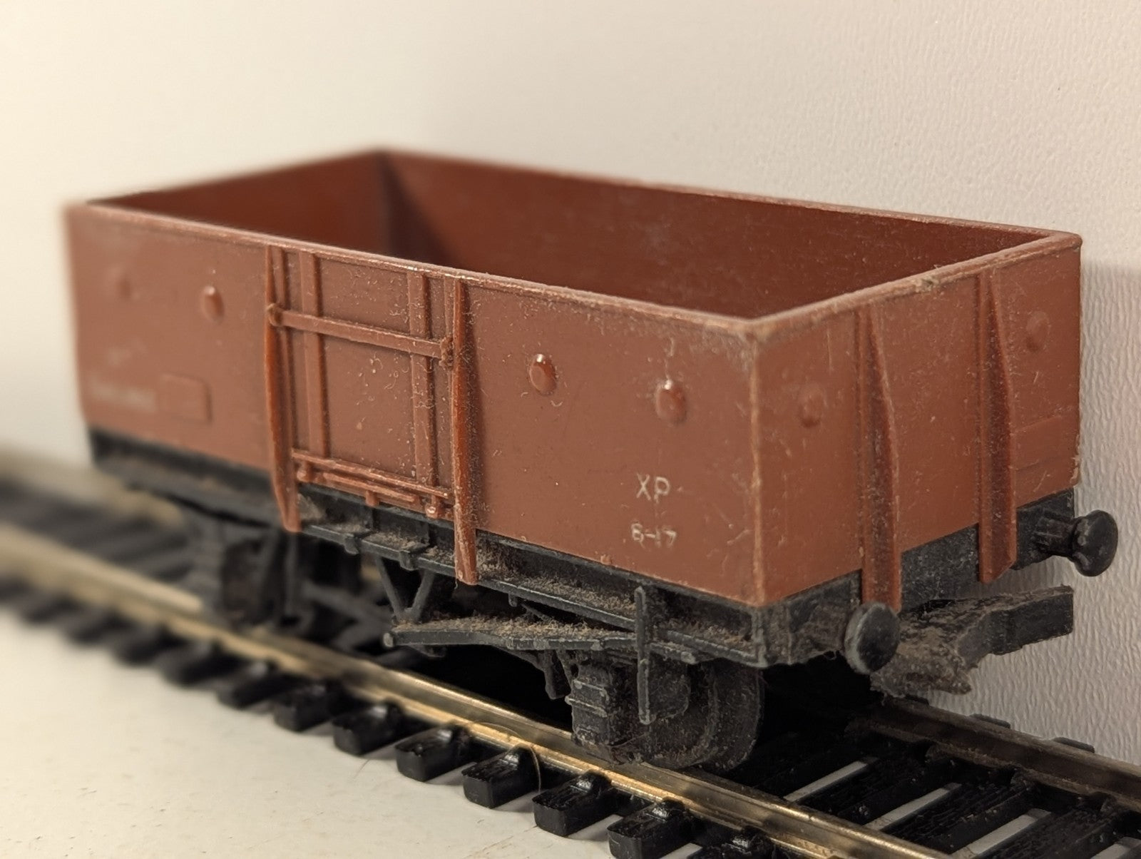 Hornby Dublo 4640 BR 13 Ton Mineral Wagon Brown OO Gauge - missing buffer head