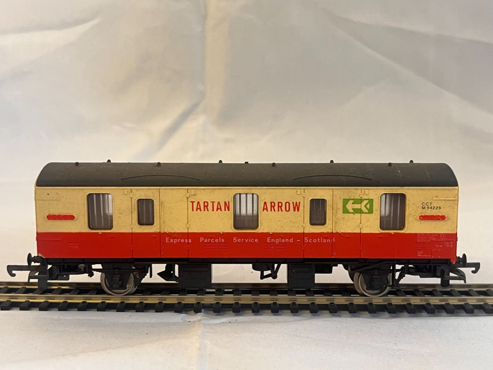 Lima OO Gauge BR Mk1 CCT Tartan Arrow Parcels Van