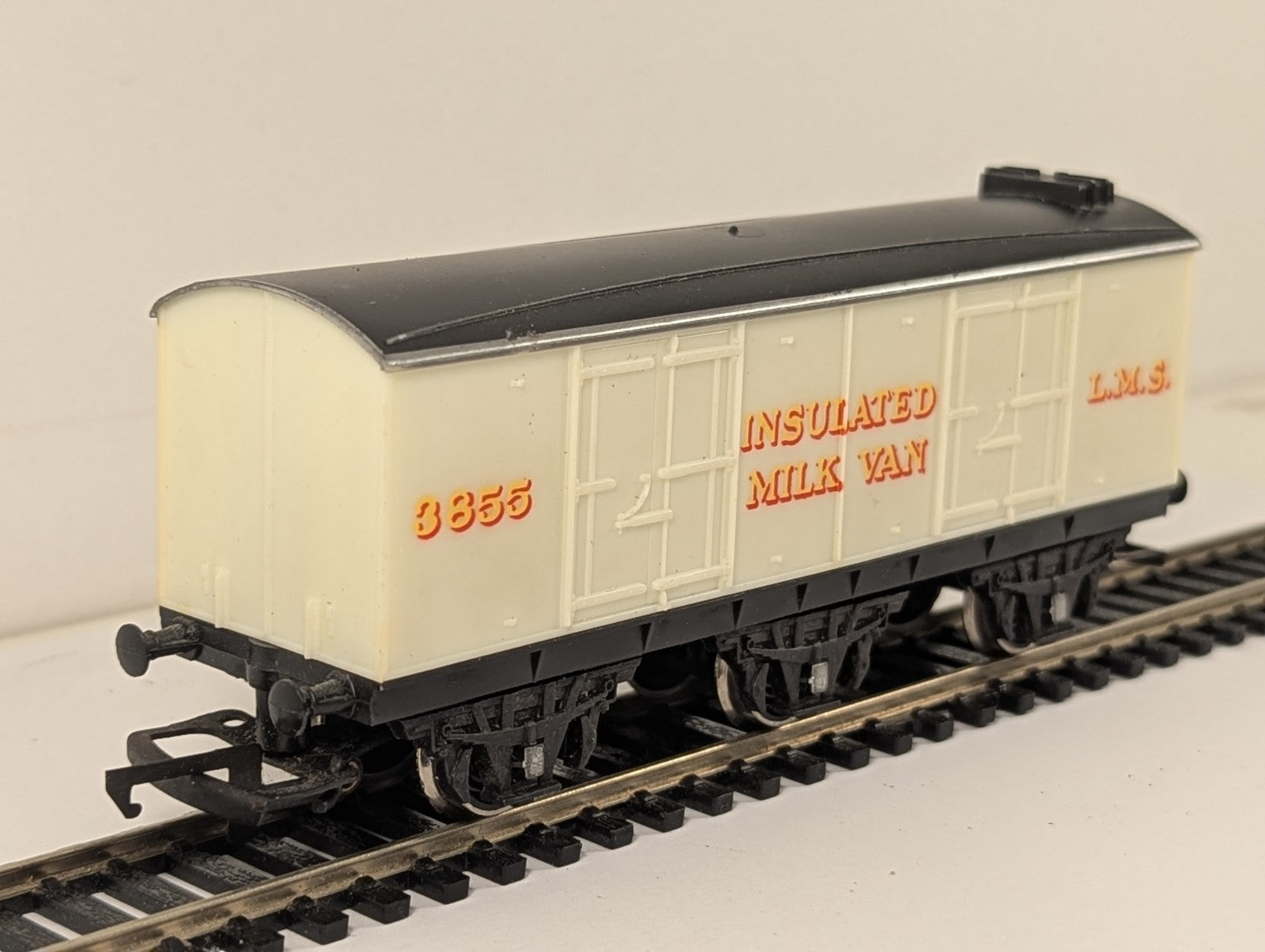 Hornby R670 OO Gauge LMS Insulated Milk Van 3855