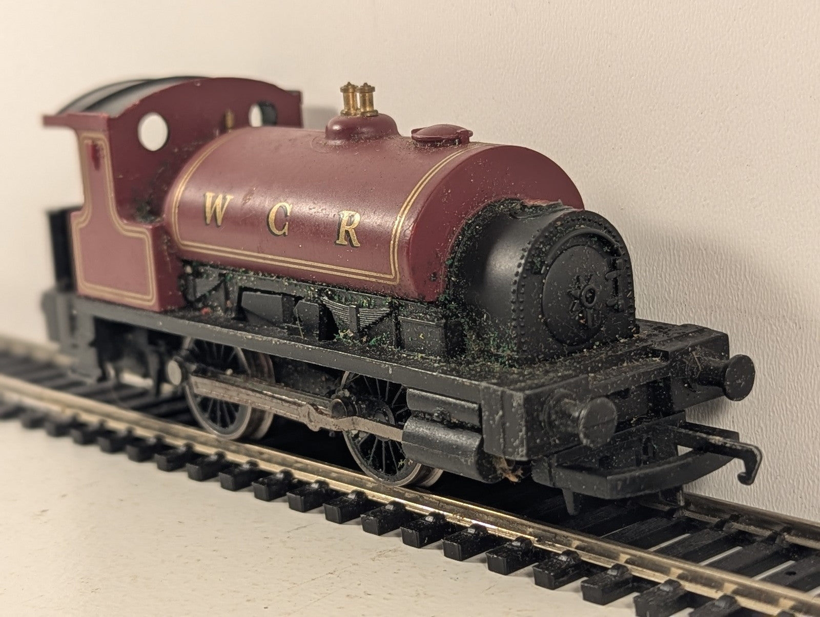 Hornby OO Gauge 0-4-0 Holden Saddle Tank Steam Locomotive WCR Maroon Non-Runner
