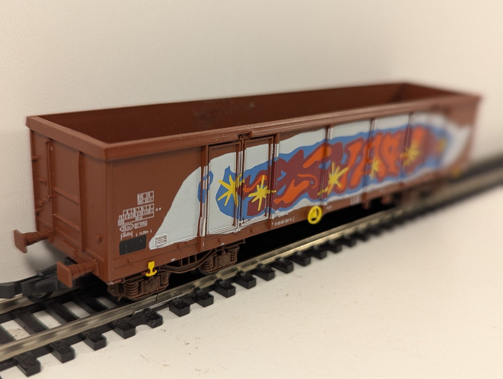 Lima HO Gauge DR Eas High-Sided Open Wagon – Graffiti