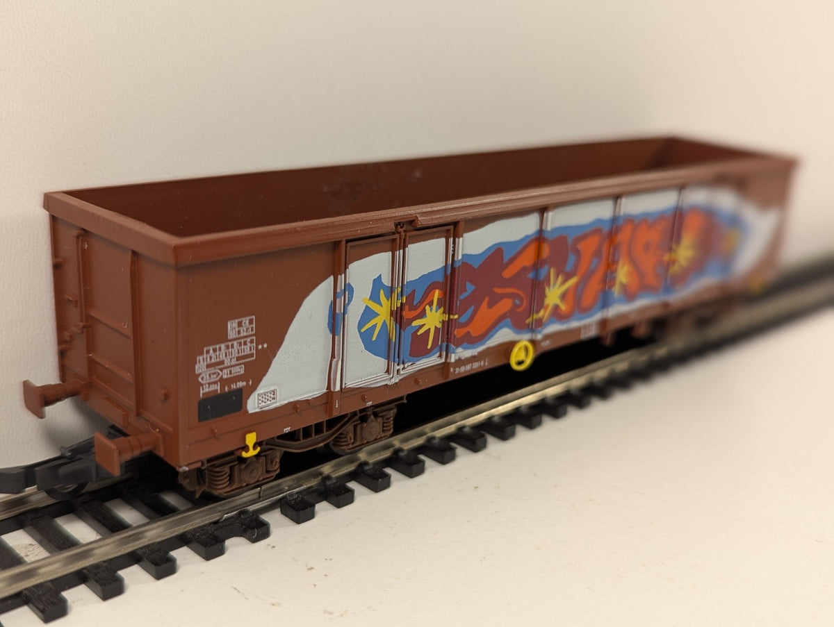 Lima HO Gauge DR Eas High-Sided Open Wagon – Graffiti