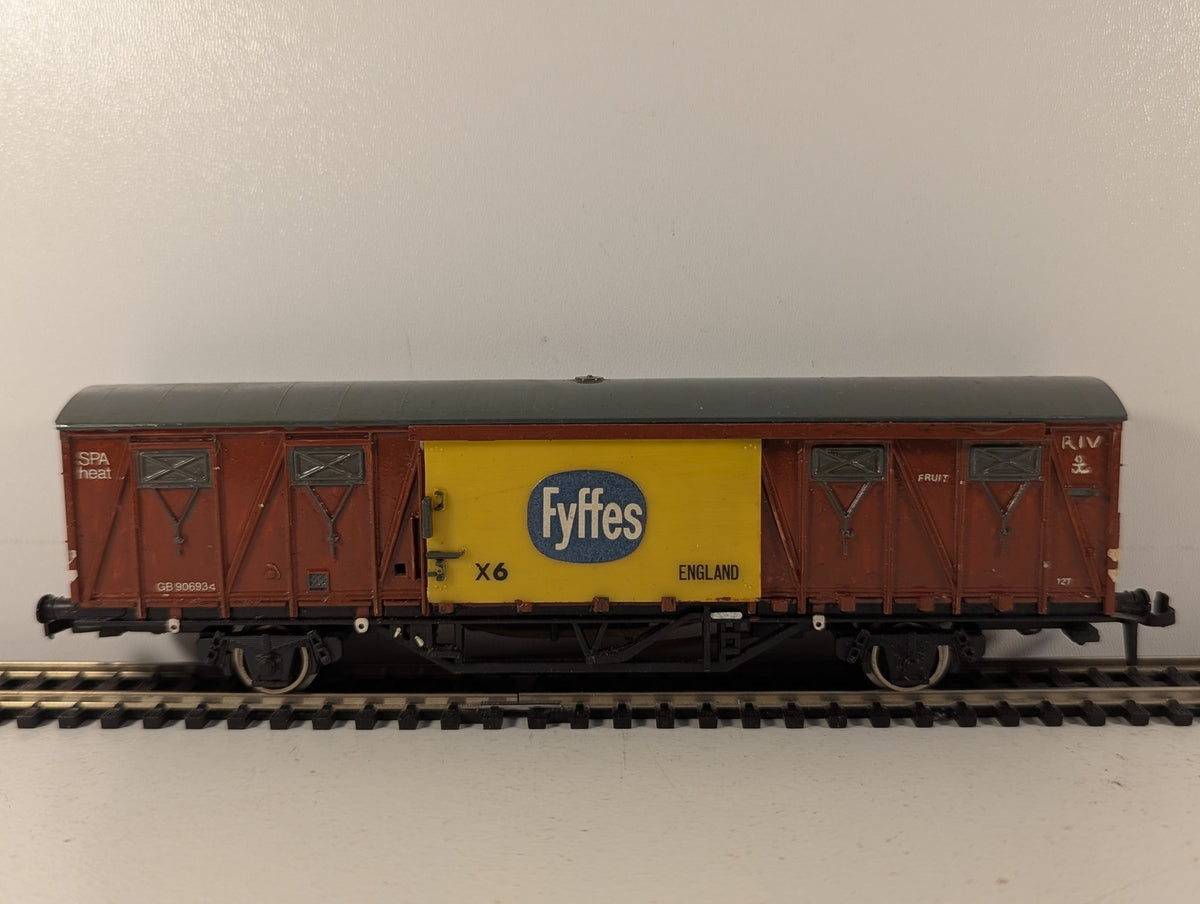 Tri-ang Hornby OO Gauge Continental Ferry Van Goods Wagon GB 906934 Fyffes