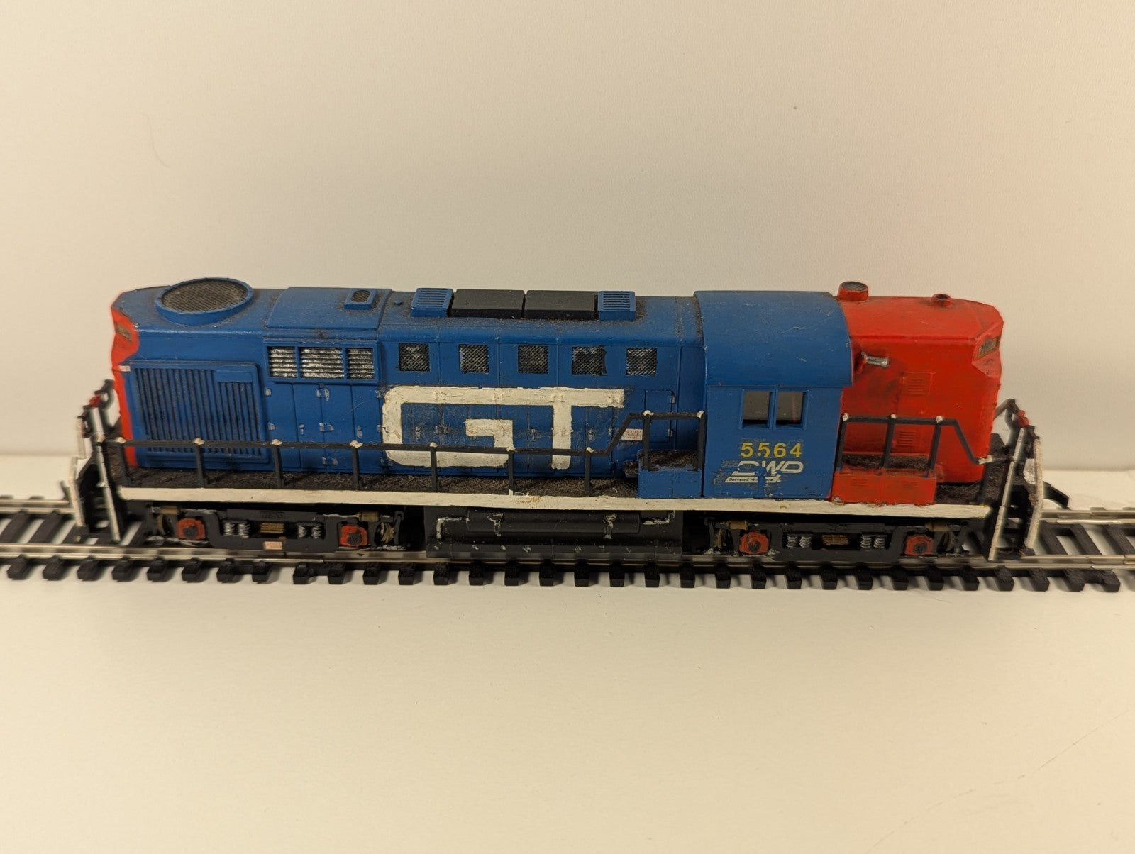 AHM – EMD GP9 Phase II Diesel Locomotive (Grand Trunk Western, Repainted)