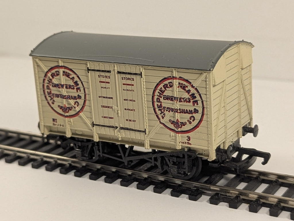 Mainline OO Gauge 12 Ton Ventilated Van Goods Wagon 3 Shepherd Neame 37-133