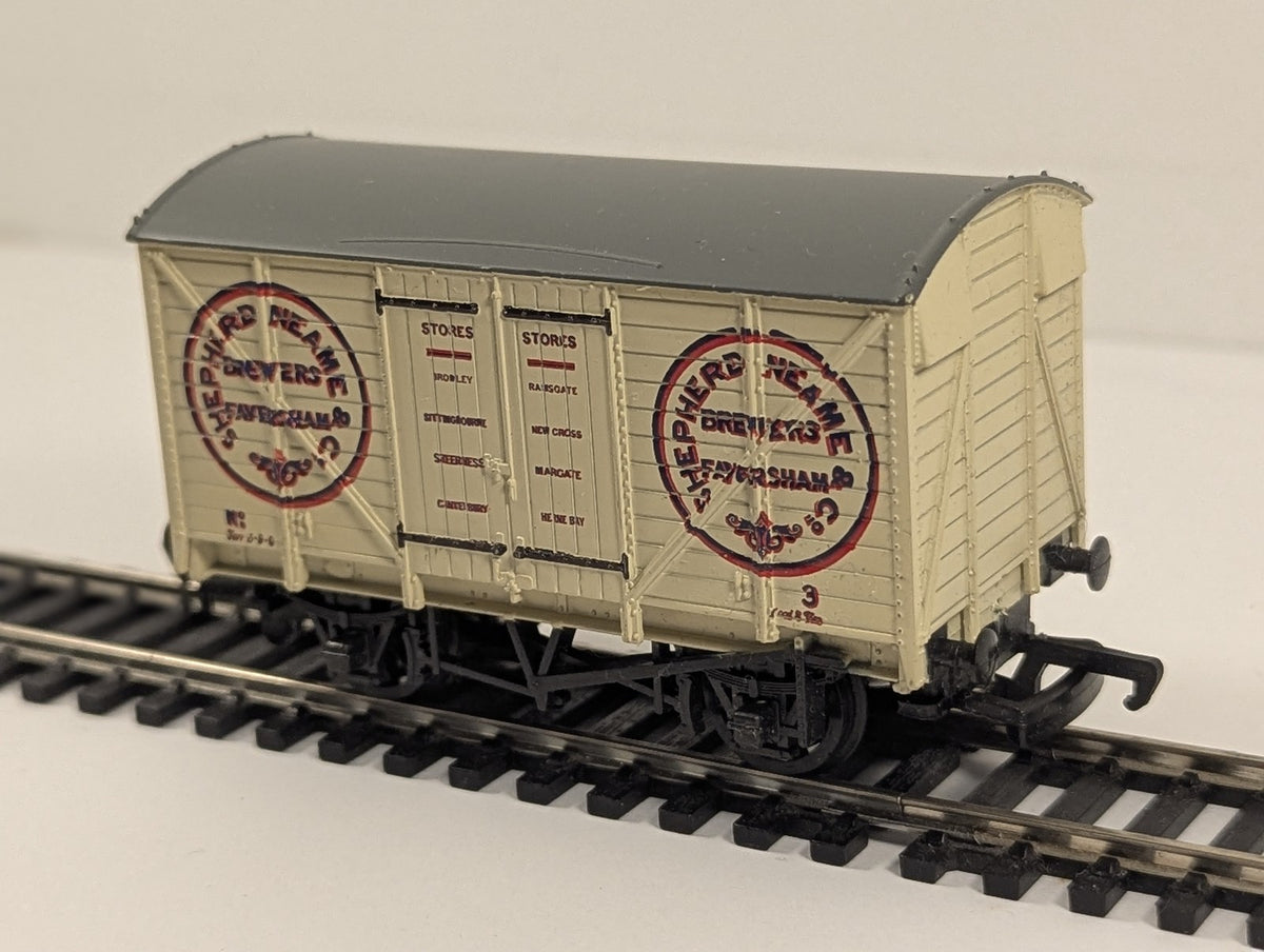 Mainline OO Gauge 12 Ton Ventilated Van Goods Wagon 3 Shepherd Neame 37-133