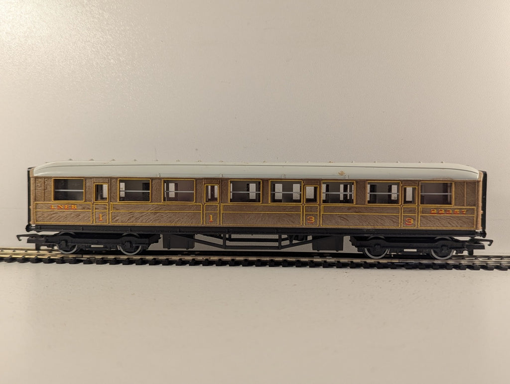 Hornby OO Gauge Gresley LNER Composite Coach Passenger Coach 22357 LNER Teak