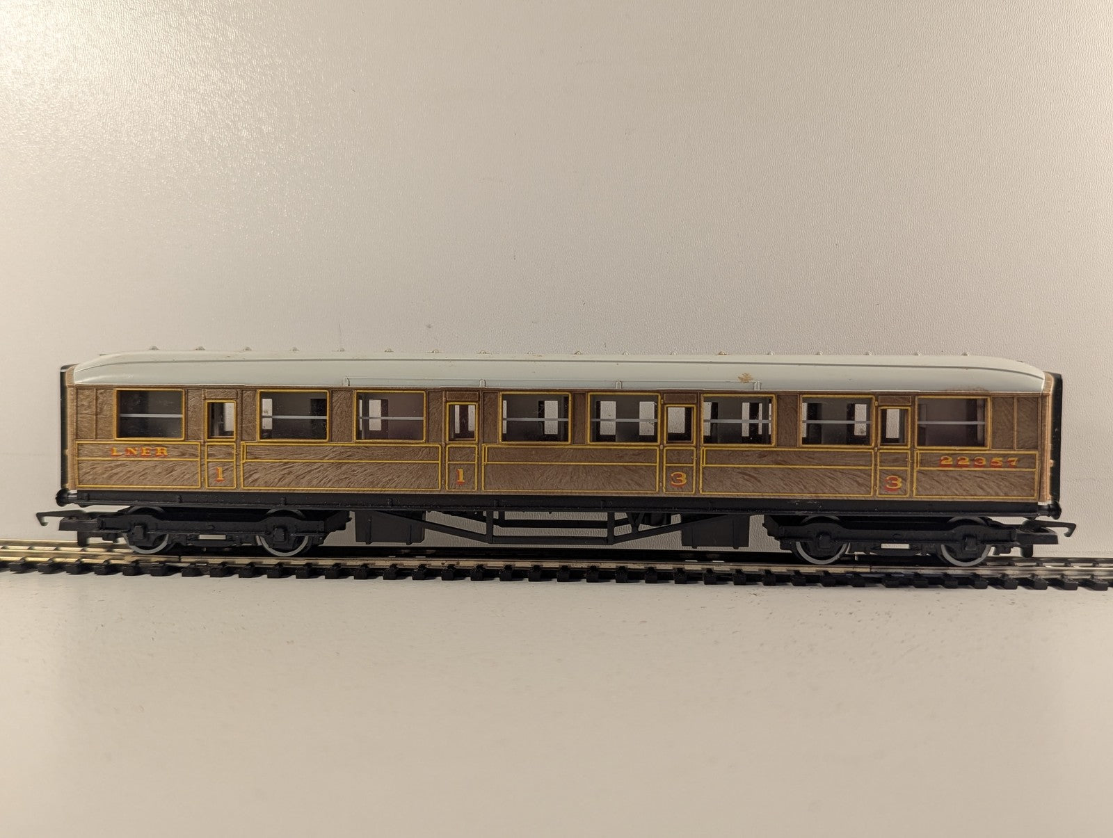 Hornby OO Gauge Gresley LNER Composite Coach Passenger Coach 22357 LNER Teak