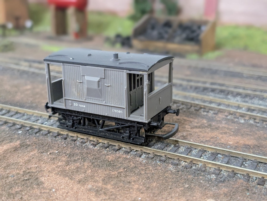Hornby R215 Brake 20T short brake van in NE grey 178595