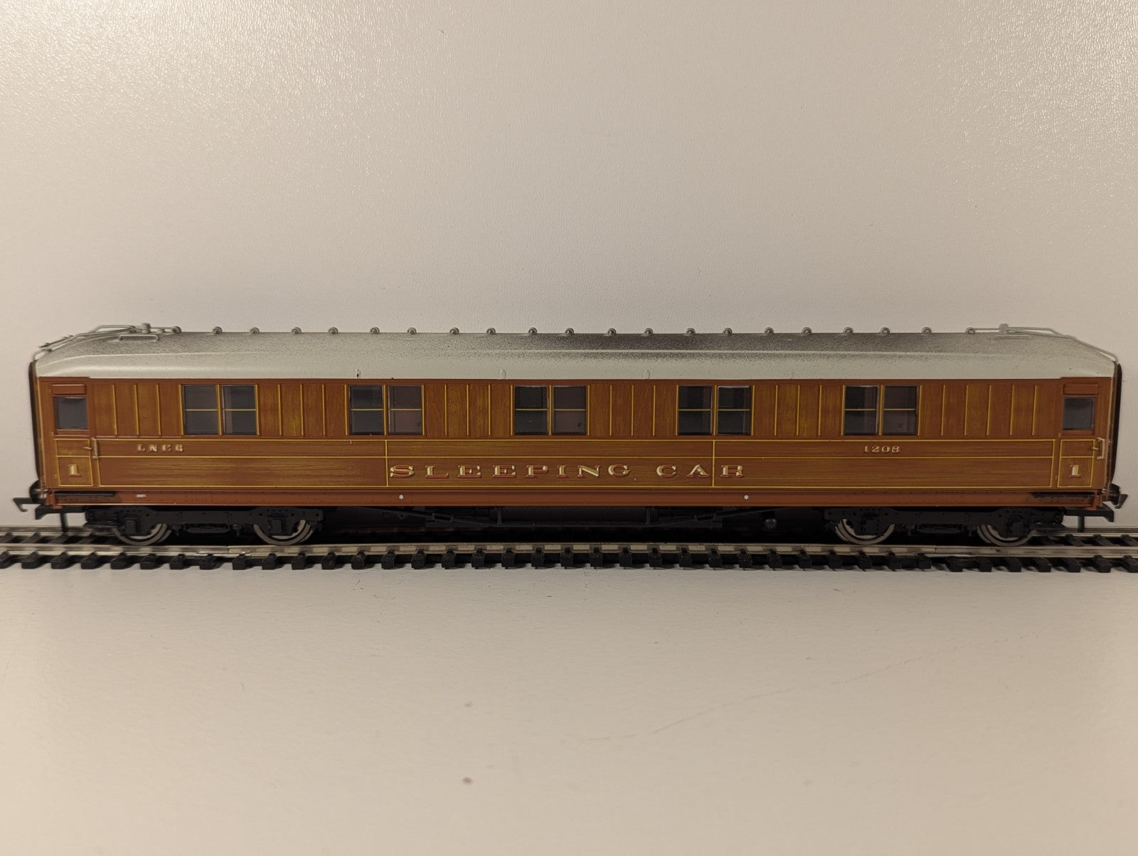 Hornby R4174 LNER 61ft 6in Corridor Sleeper Coach 1208 Teak