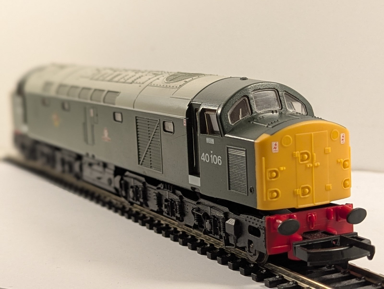 Lima OO Gauge Class 40 Locomotive 40106 BR Green with Full Yellow Ends