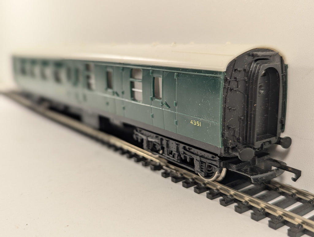 Hornby OO Gauge Maunsell Brake Third Coach Passenger Coach 4351 Southern Green