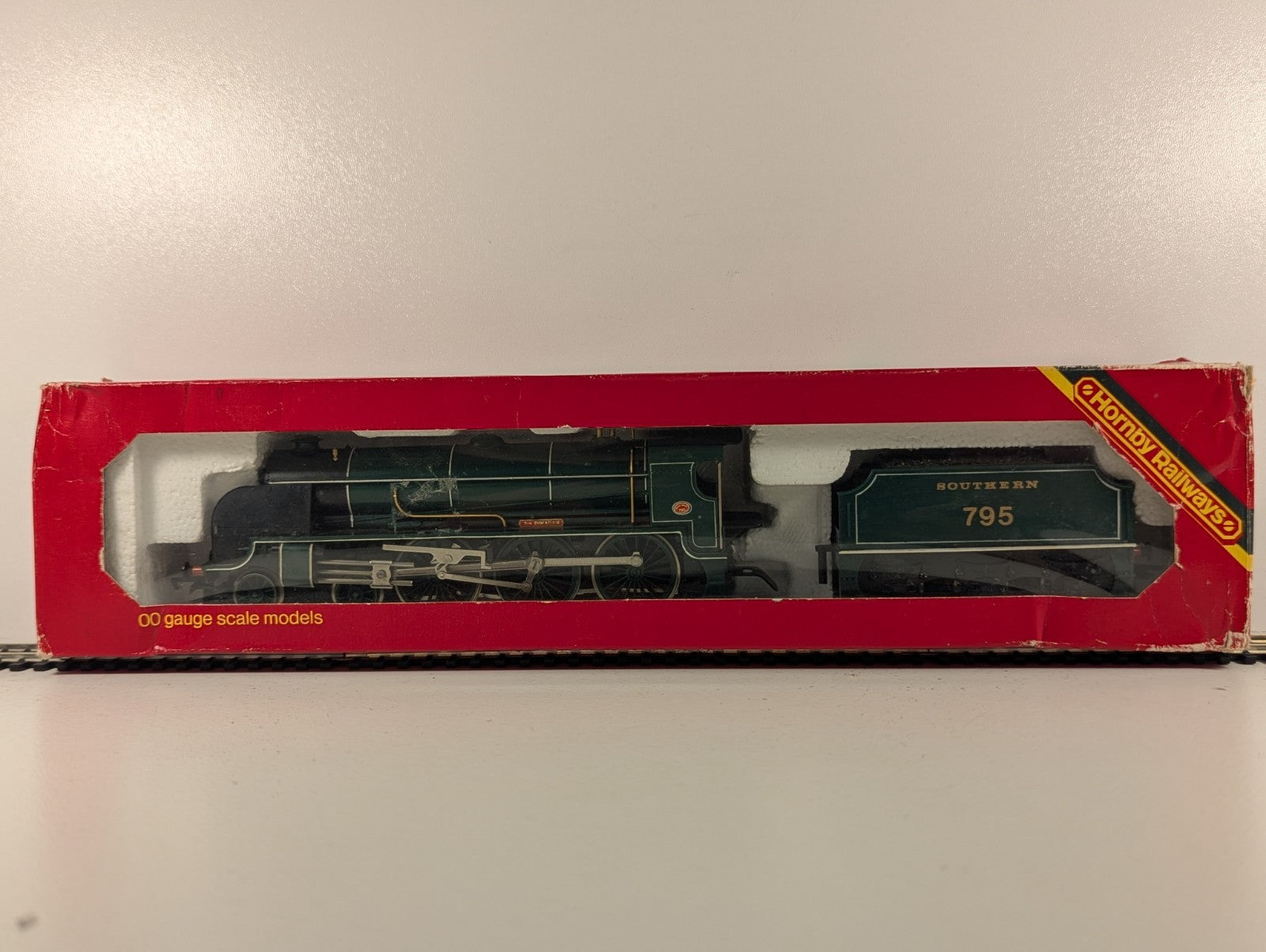 Hornby OO Gauge King Arthur Class 'Sir Dinadan' Steam Locomotive 79