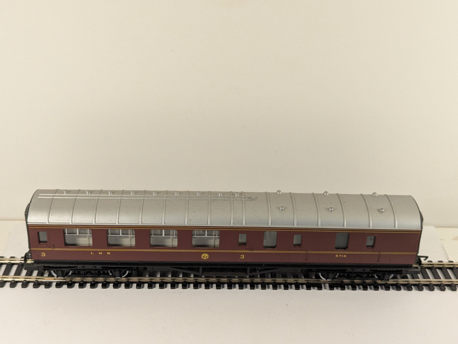 Hornby R474 OO Gauge LMS Crimson Lake Brake Coach Boxed
