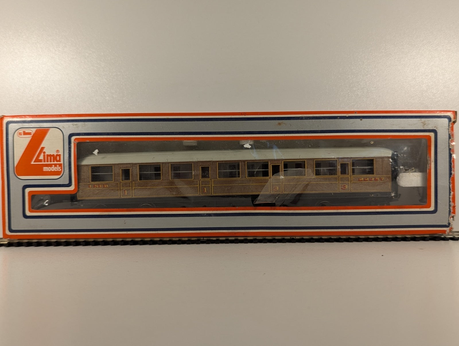 Hornby OO Gauge LNER Composite Coach Passenger Coach 22357 LNER Teak