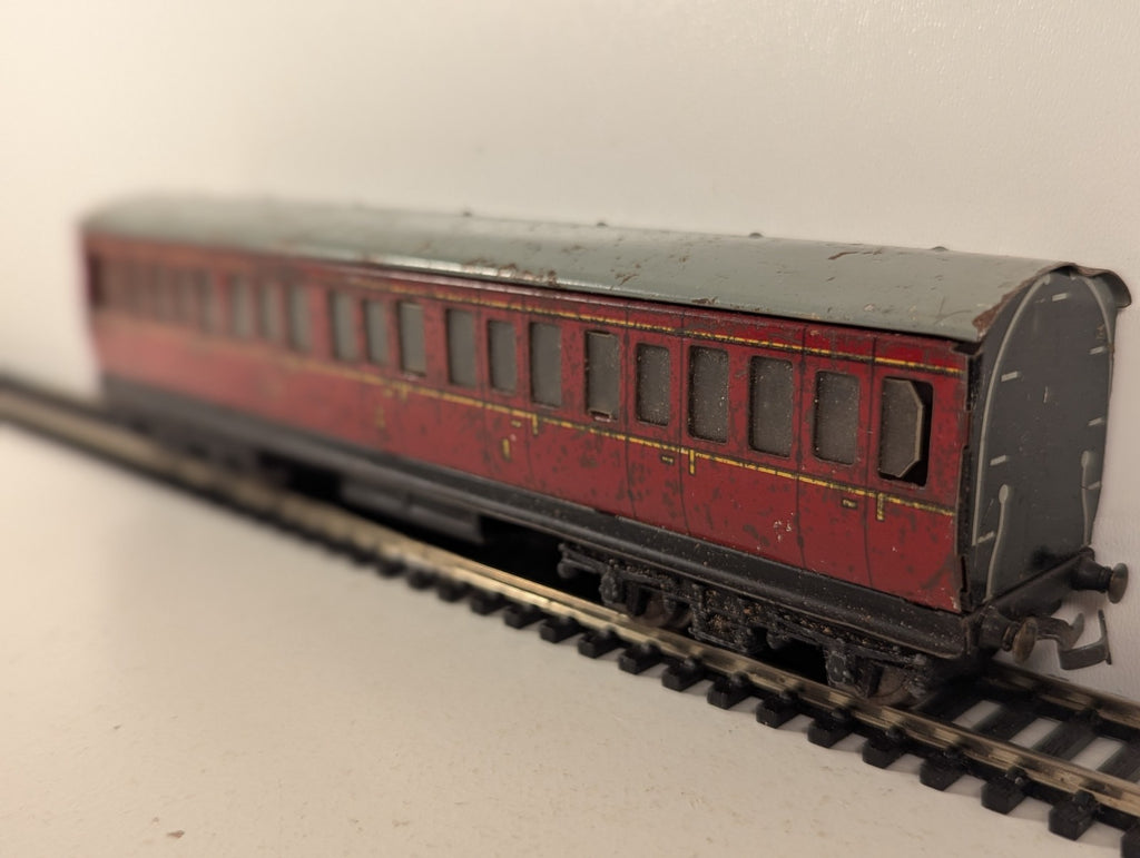 Hornby OO Gauge Passenger Coach LMS Maroon