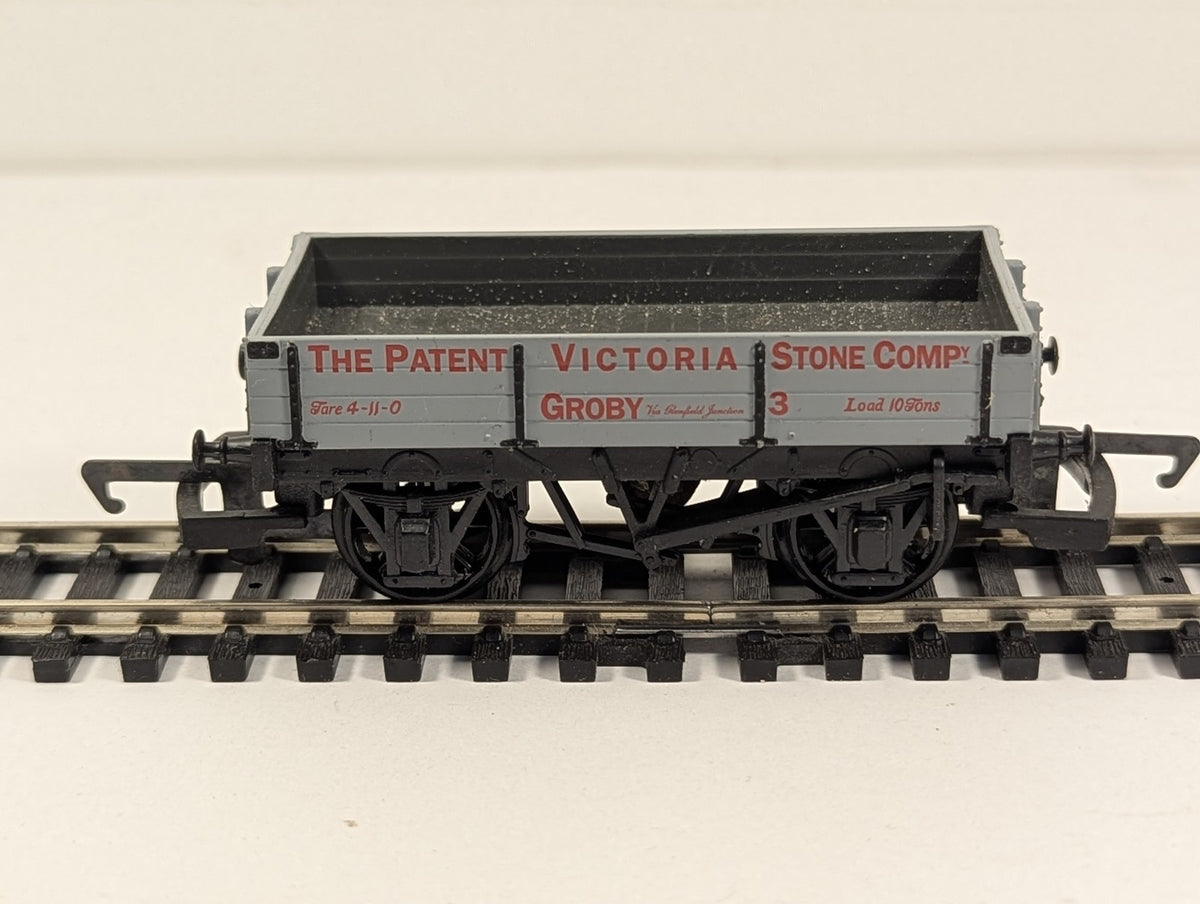 Hornby 37-930 3 Plank Wagon 'The Patent Victoria Stone Co.' finished in Grey liv