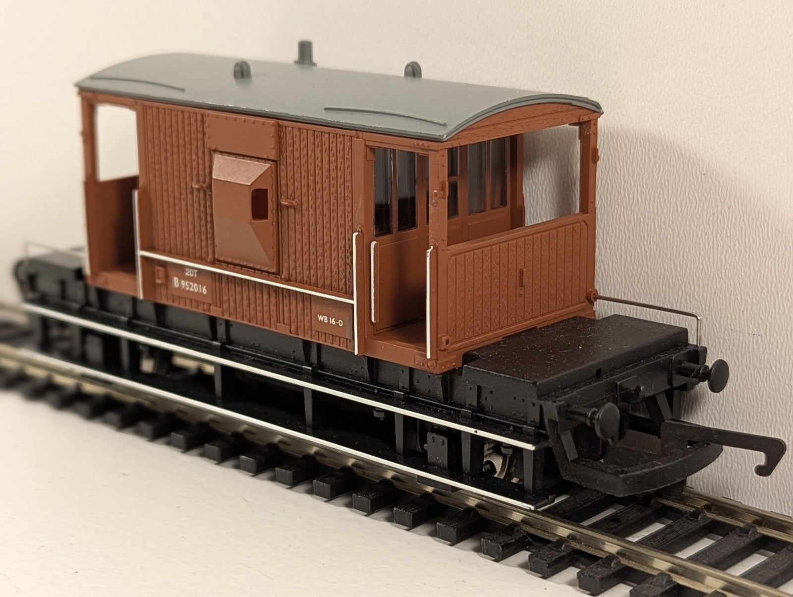 Hornby R6119 – BR 20 Ton Brake Van (B952005) – OO Gauge