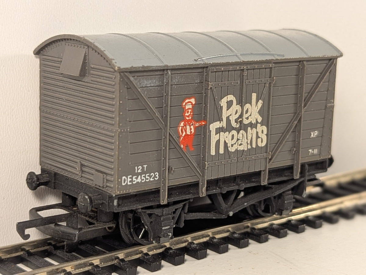 Wrenn W4318P/A OO Gauge Peek Frean’s Ventilated Van