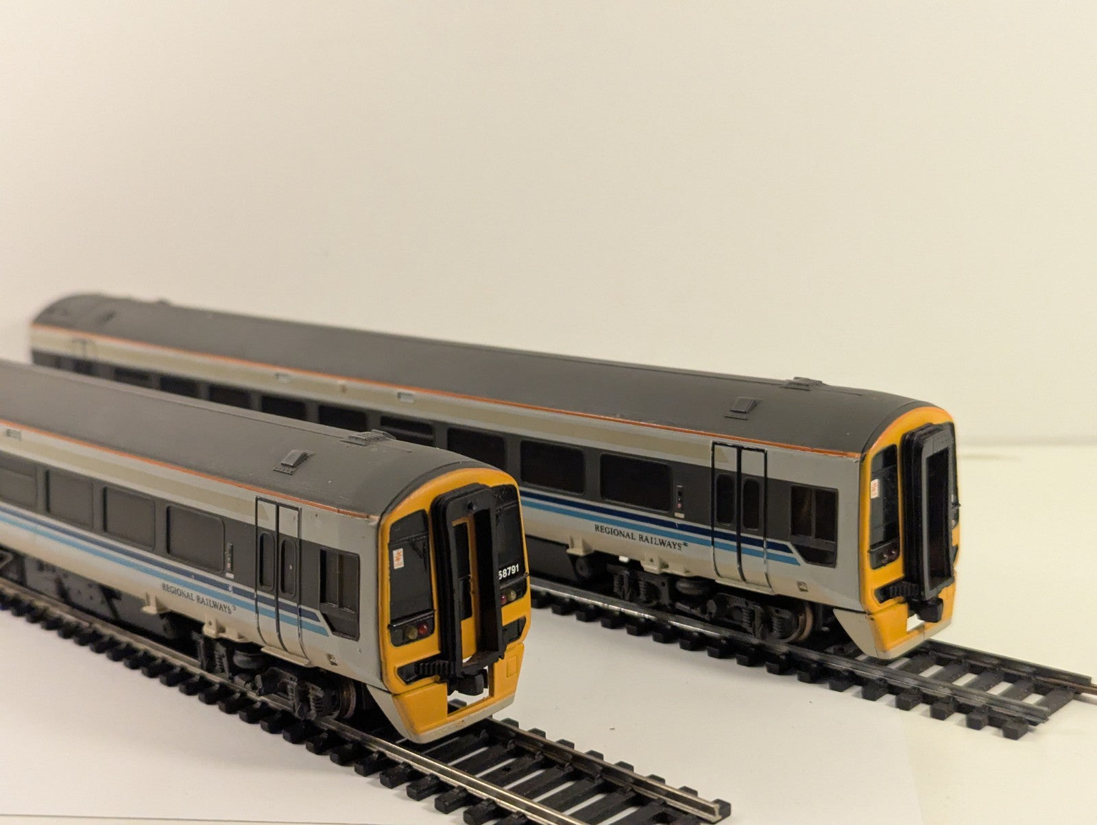 Bachmann OO Gauge Class 158 Diesel Multiple Unit 52791 & 57791 Regional Livery