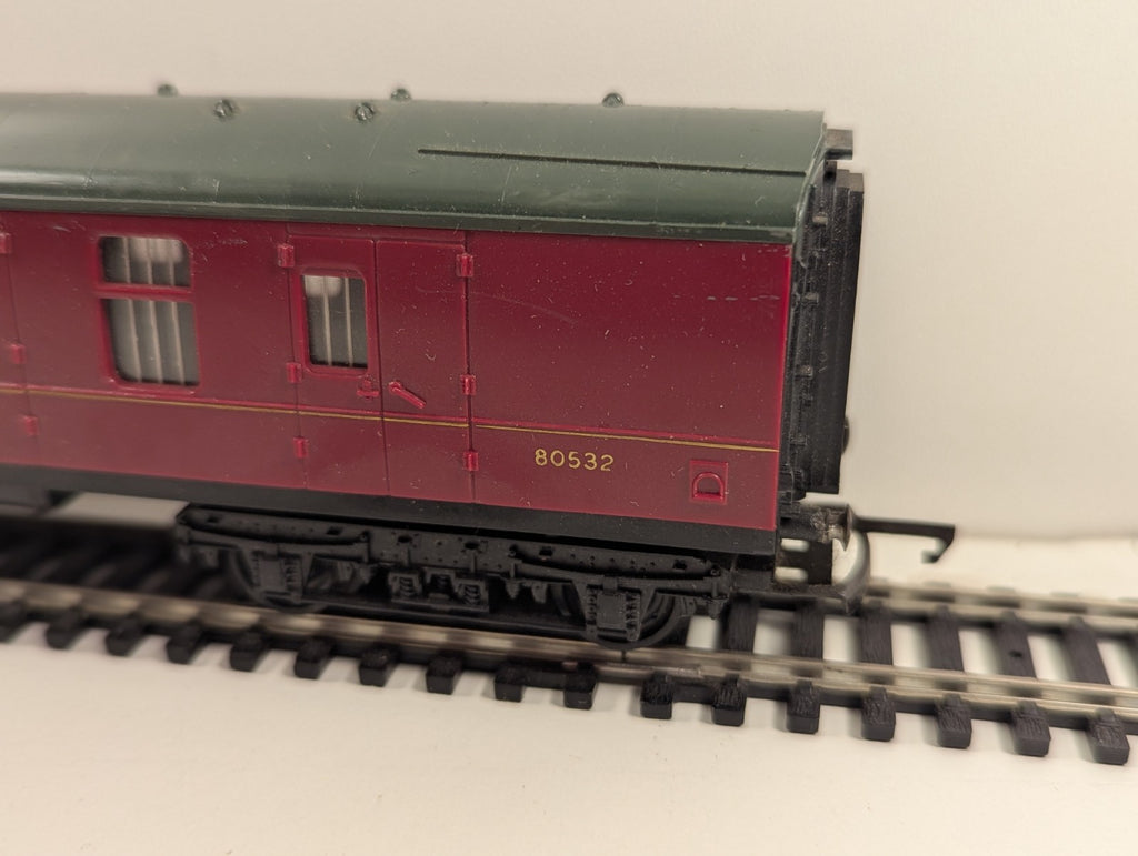 Hornby BR Mk1 Parcels Coach M80532 – OO Gauge