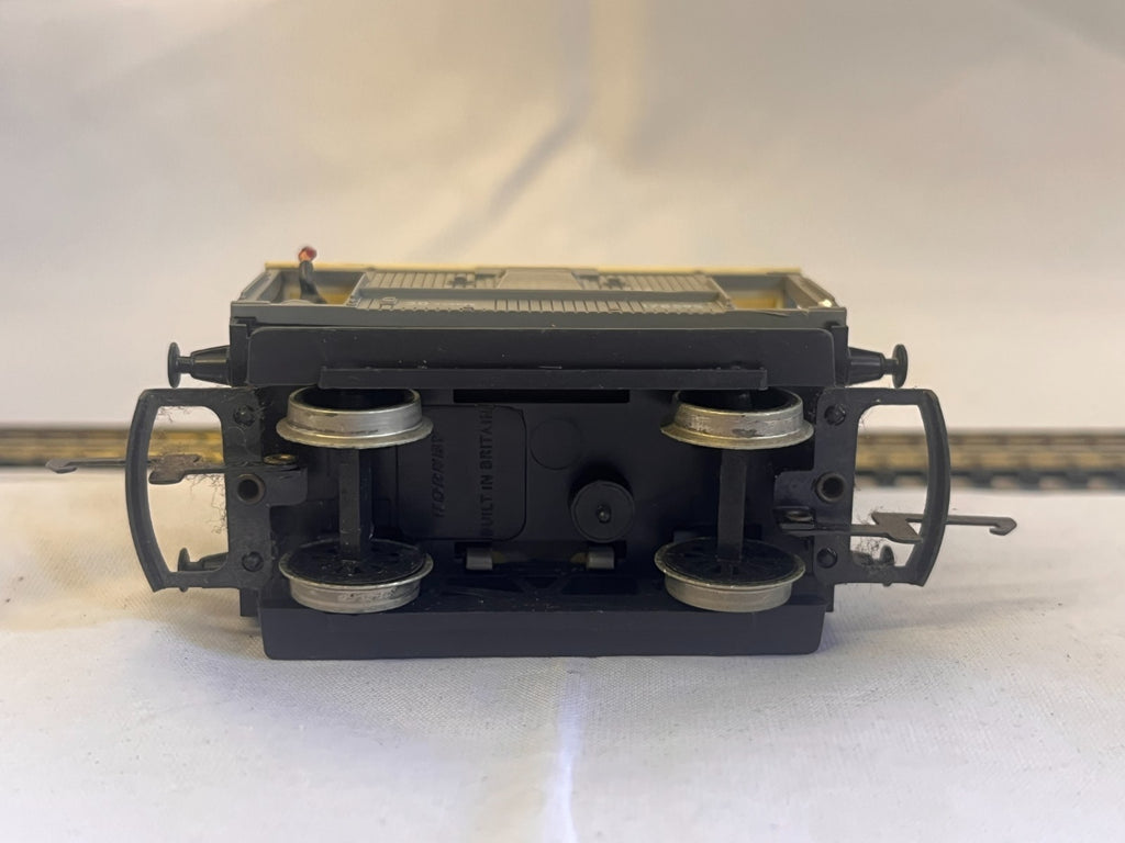 Hornby R215 OO Gauge N.E. Short Brake Van with Figure Boxed