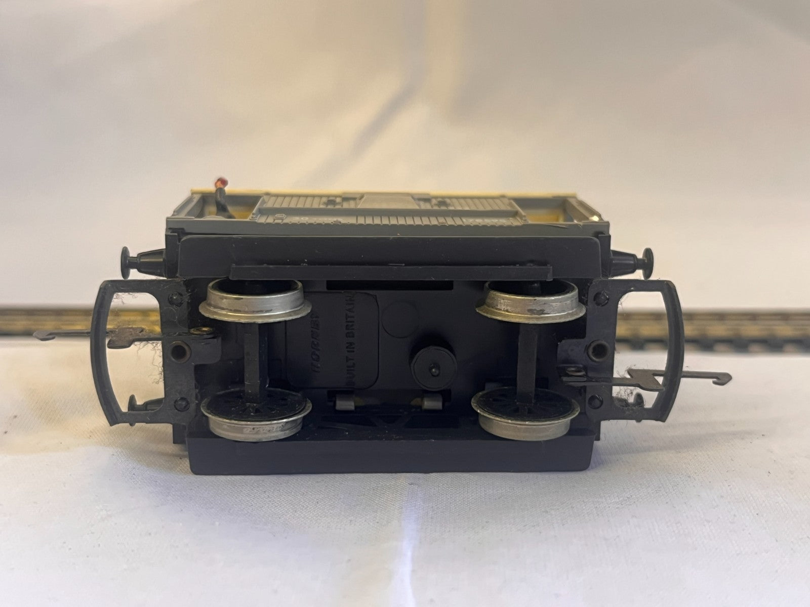 Hornby R215 OO Gauge N.E. Short Brake Van with Figure Boxed