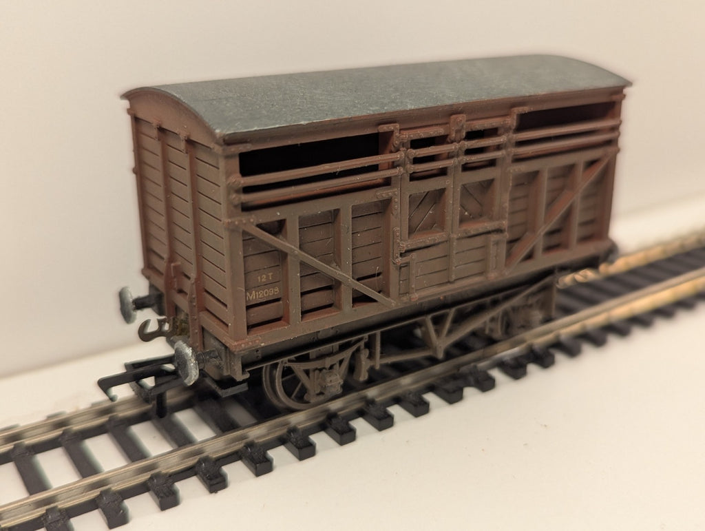 Mainline 12-Ton Cattle Wagon – Weathered – Fitted with Kadee Couplings
