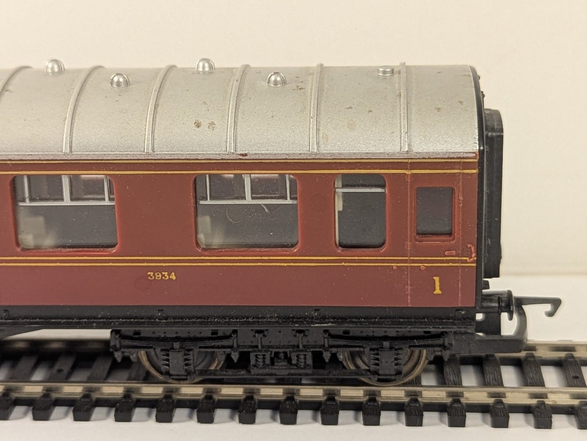 Hornby R433 LMS Stanier Composite Coach 3934 Crimson Lake OO Gauge