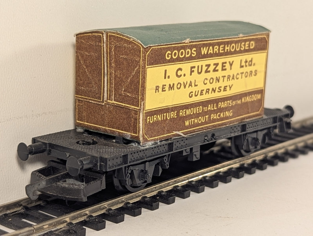 Lima OO Gauge 4-Wheel Flat Wagon with I.C. Fuzzey Guernsey Card Container