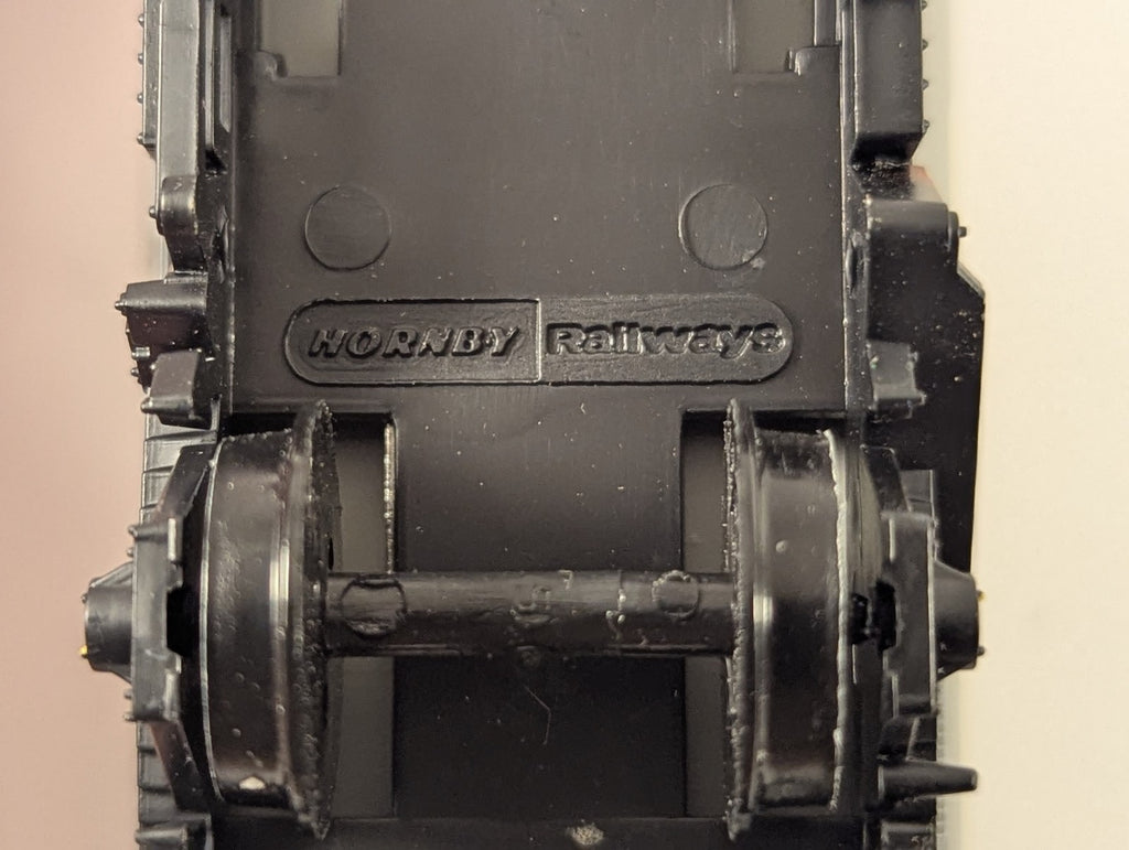 Hornby OO Gauge TTA Shell Oils Tank Wagon Goods Wagon 65905 Shell Oils Grey R236