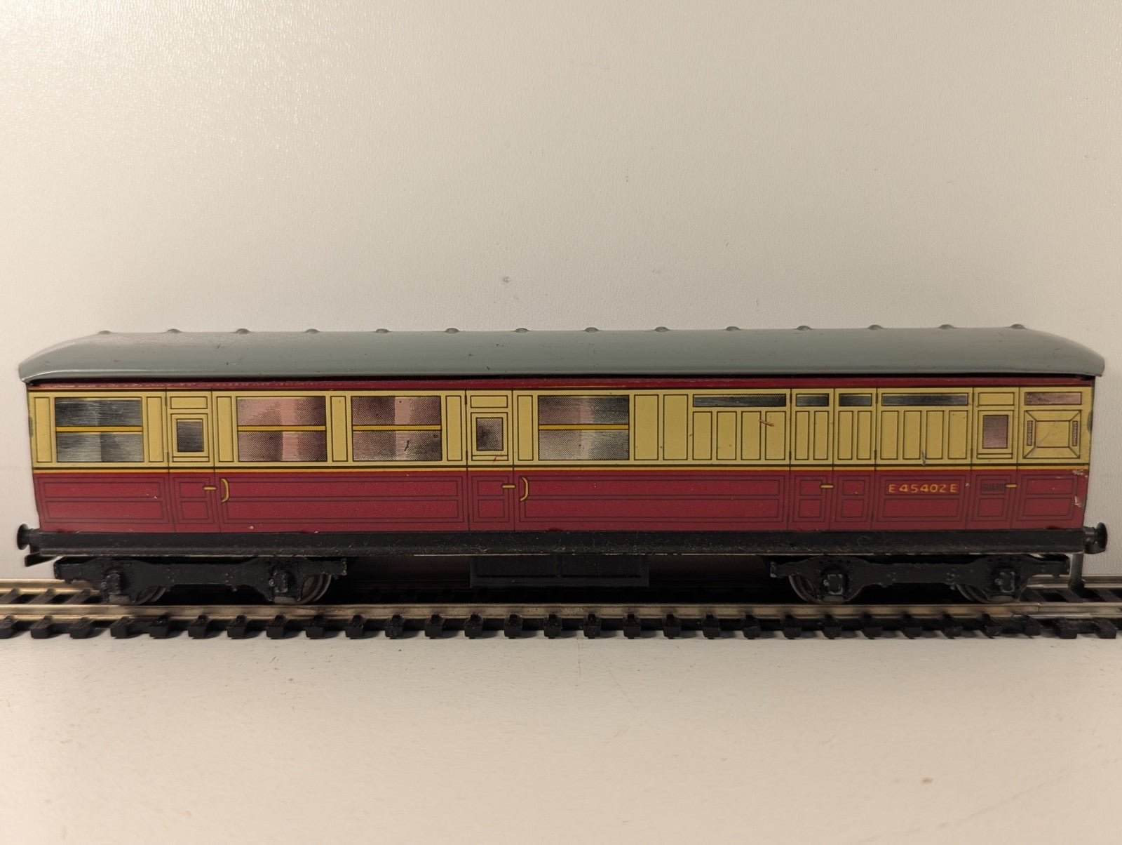 Hornby Dublo D11 E45402E Brake/Third Coach Red & Cream OO Gauge
