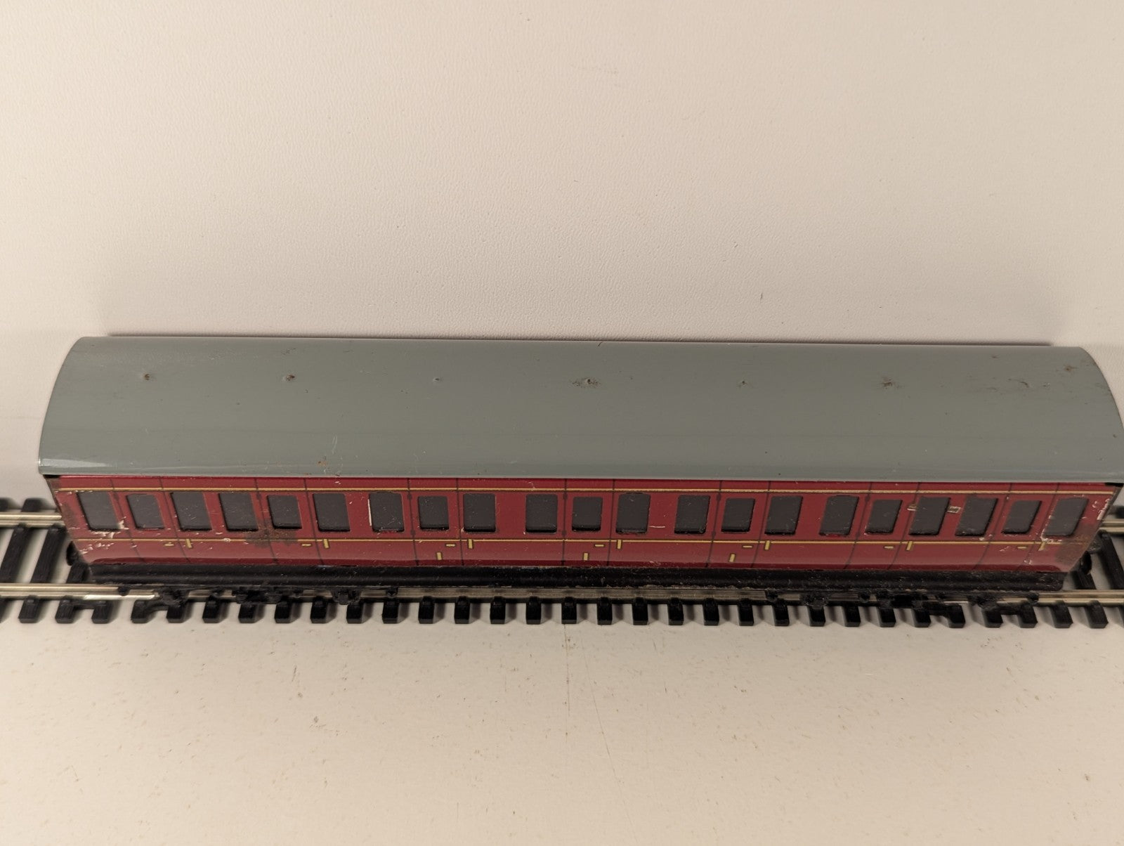 Hornby Dublo OO Gauge BR Mk1 Suburban Composite Coach Maroon
