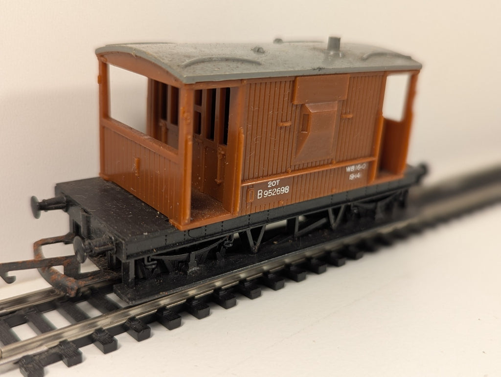 Hornby 20T Brake Van – Brown with Grey Roof – OO Gauge