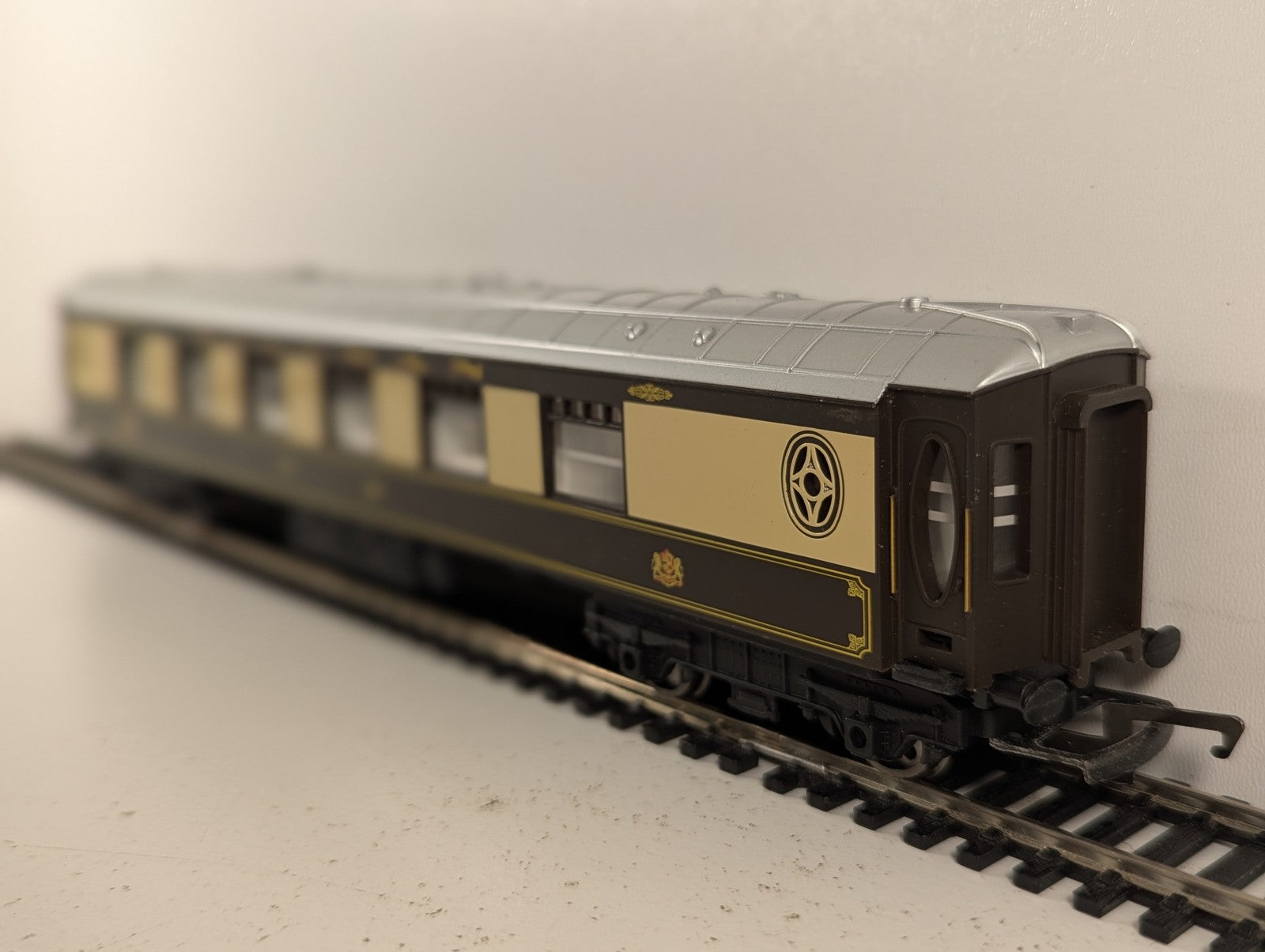 Hornby OO Gauge Pullman Parlour Car Passenger Coach Pullman Umber & Cream