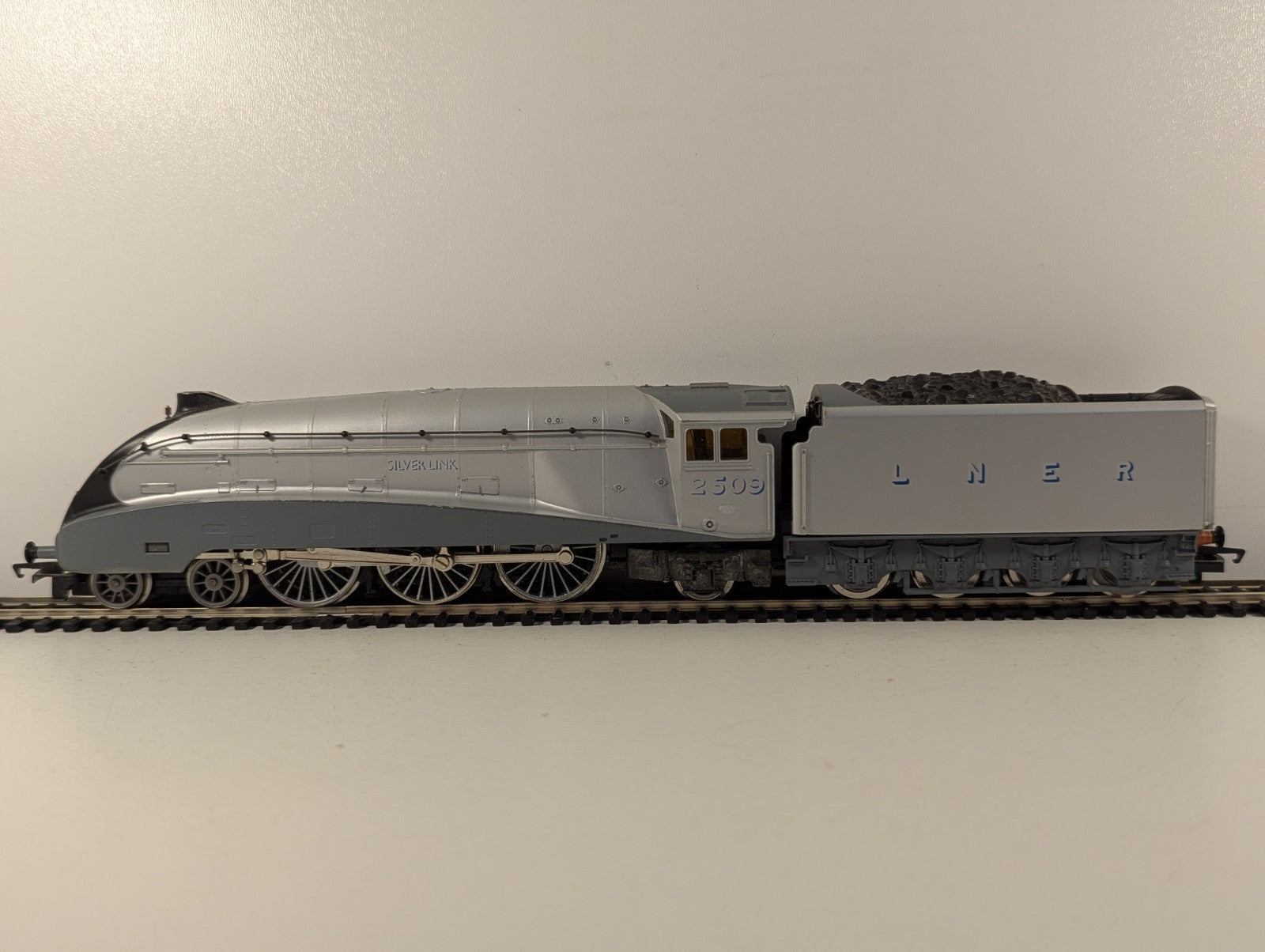 Hornby LNER Class A4 4-6-2 No.2509 "Silver Link" OO Gauge