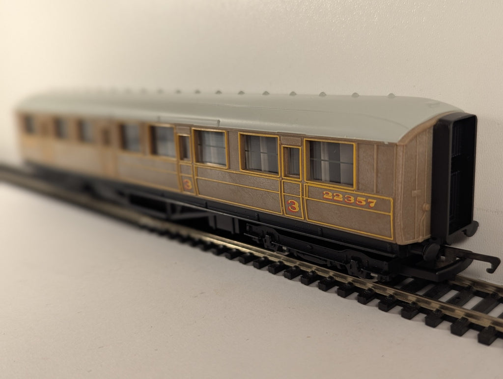 Hornby OO Gauge LNER Teak Composite Coach Passenger Coach 22357 R477